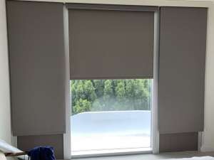 Кассетная рулонная штора Somfy Sonesse 40 RTS, коричневый, blackout, 0.5 м